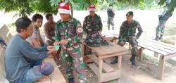 Pakai Topi Santa Claus, Personel Satgas Yonif 411 Kostrad Berikan Layanan Kesehatan Keliling 