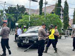 Sopir Sedang Sakit, Pajero Sport Seruduk Tugu Keris di Pattimura