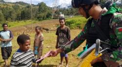 Satgas Yonif RK 751/VJS Patroli Simpatik, Membagikan Peralatan Sekolah dan Pakaian Untuk Warga