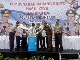 Ribuan Botol Miras, 7 Kg Sabu, dan 3.800 Butir Ekstasi Dimusnahkan