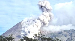 Gunung Sinabung Kembali Muntah Awan Panas