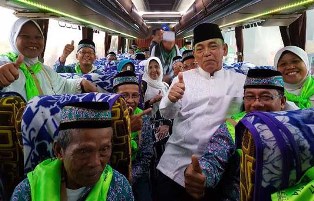 Bupati Harris Naik Bus Antar Jamaah Haji ke SSK II