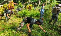 Satgas Pamtas Yonif 642 Bersama Warga Dusun Paub Bersihkan Makam