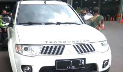 Pajero Sport Warna Putih Merangsek Mabes Polri