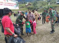 TNI Polri Gelar Acara Baksos dan Pengobatan Gratis Dalam Rangka Bulan Kasih Natal