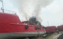 Kapal yang Sedang Perbaikan di Galangan PT Timas Terbakar