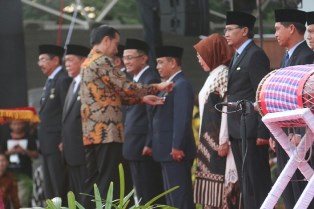 Bupati Harris Terima Satyalancana Pembangunan dari Jokowi