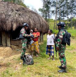 Aksi Door To Door, Satgas Yonif Mekanis 203/AK Saat Laksanakan Anjangsana di Desa Nambu