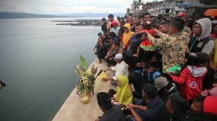 Pencarian Korban KM Sinar Bangun Di Hentikan. Isak Tangis Keluarga Korban Tak Terbendung