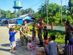 Babinsa Koramil 1710-07/Mapurujaya Tanamkan Rasa Cinta Tanah Air Sejak Dini Kepada Anak Anak