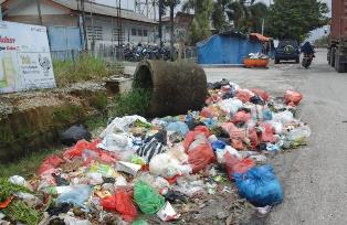 Lurah Simpang Baru Himbau Warga Buang Sampah Sesuai Jadwal