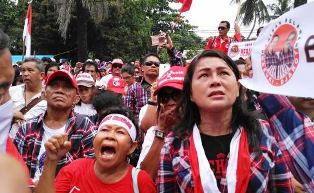 Ahok Pasrah Massa Pendukung Menangis