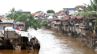 Warga Bantaran Kali Ciliwung Dapat Peringatan Banjir