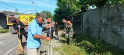 Babinsa Timika Bersama Warga, Gotong Royong Bersihkan Jalan