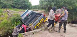 Saat Menuju Lokasi Titik Api ,Mobil Patroli Shabara Polres Rohil Terpelosok ke Parit 