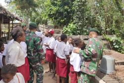 Peringati HCPSN 2019, Satgas Pamtas RI-PNG Yonif 411 Kostrad Ajak Siswa Sayangi Binatang