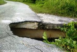 Makan Korban, Jalan Ambruk di Kampar Butuh "Sedekah" Pemerintah