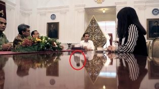 Terjawab Sudah Siapa Sosok Misterius di Istana Presiden. Berikut Penjelasannya;