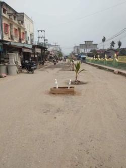 Warga Tembilahan Kaget Dengan Kuburan di Tengah Jalan