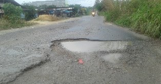 Jalan Rusak, Warga Blokade Akses ke PT IKPP