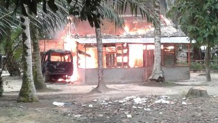 Warga Bakar Rumah Guru Ngaji Cabul