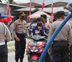 Jelang HUT Bhayangkara Ke-74 Polsek Tanah Putih Bagikan Masker Gratis ke Warga 