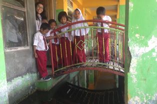 Banjir ROB Rendam Kelas, Siswa Tetap Belajar