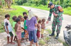 Babinsa Koramil 1710-07/Mapurujaya Bagikan Snack Kepada Anak-Anak di Kp Tipuka