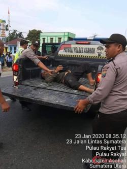 Pulang Pesta,1 Keluarga Tabrak Truk Tronton