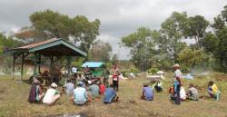 Ciptakan Kebersamaan, Satgas Pamtas RI-PNG Yyonif 411 Kostrad Ajak Warga Bersihkan Makam