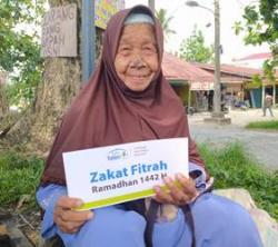 Nenek 95 Tahun di Pekanbaru Terima Zakat Fitrah Dari Rumah Yatim