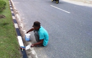 Syarat Tukang Cat Jalan Sarjana, Diduga KKN PPK