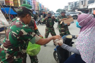 Prajurit TNI Bagikan 3.000 Nasi Bungkus di Pasar Masomba Palu