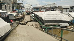 Gubri Tinjau Jembatan Ambruk di Tanah Merah