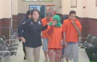 Ibu Binatang ini Ajak Anak Gadisnya 15 Tahun Lakukan Sex Menyimpang