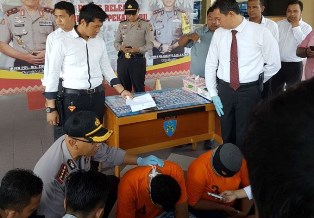 Pasutri Ini Jadi Pengedar Sabu Demi Empat Anaknya