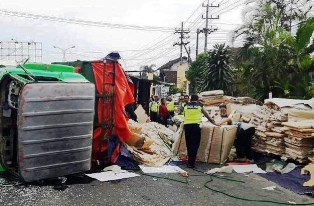 Lintas Surabaya-Malang Macet Total Ditutup Satu Truk kertas