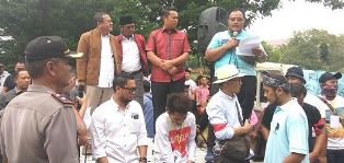 Komunitas Mobil Online Demo Depan DPRD Riau