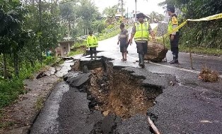 Ruas Jalan Nasional di Trenggalek Amlas