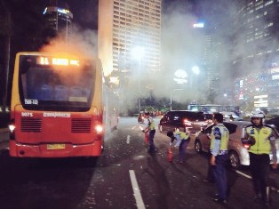 Cuit Twitter @TMCPoldaMetro Bus TransJakarta Nyrais Terbakar