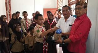 PT Ivomas Tunggal Serahkan Bantuan Sekolah, Untuk 262 Anak Usia Sekolah