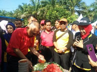 Gubri Bagikan Buah Pada Masyarakat