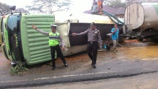 Truk CPO Terbalik di Jalan Lintas Timur