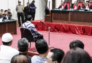 Hakim Vonis Ahok 2 Tahun Penjara